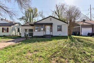 412 Monroney Dr in Midwest City, OK - Building Photo