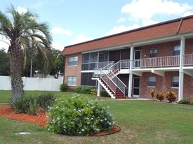 Lake Tarpon Apartments in Palm Harbor, FL - Building Photo