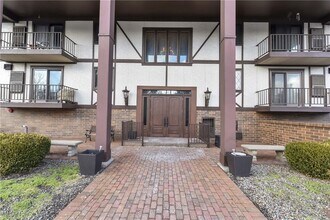 4849 Grace Rd, Unit 210 in North Olmsted, OH - Foto de edificio - Building Photo