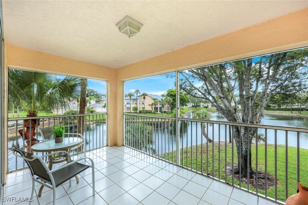 736 Wiggins Lake Dr in Naples, FL - Building Photo