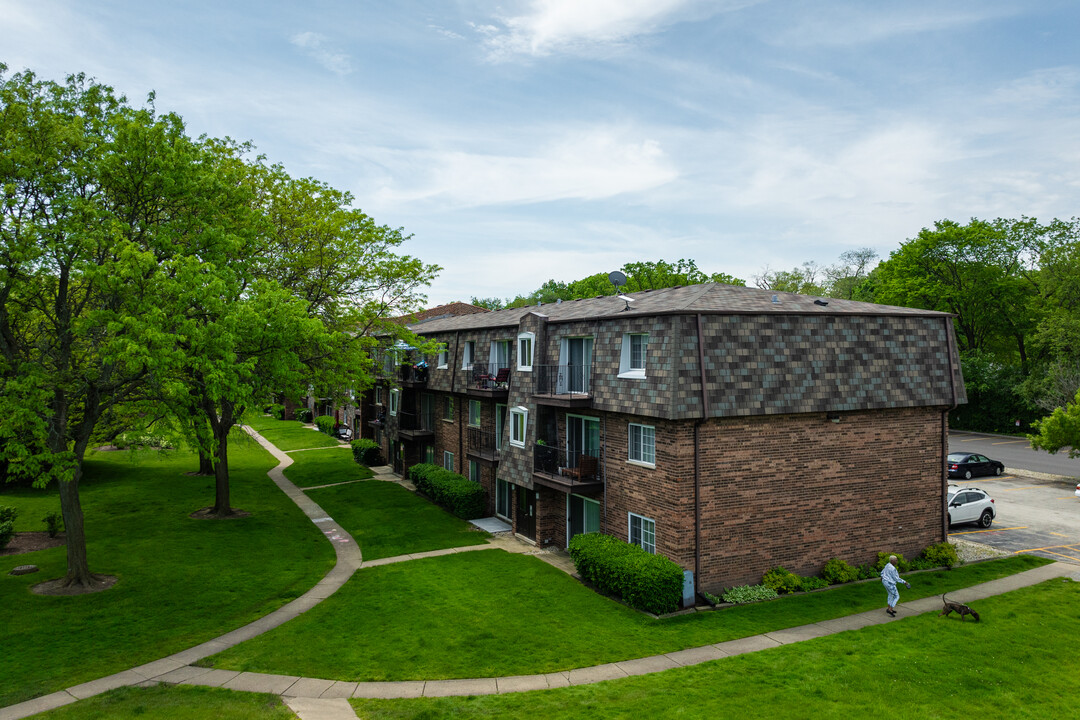 Bay Colony Condominiums in Des Plaines, IL - Building Photo