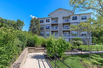 Crown Point Apartments in Danbury, CT - Foto de edificio - Building Photo