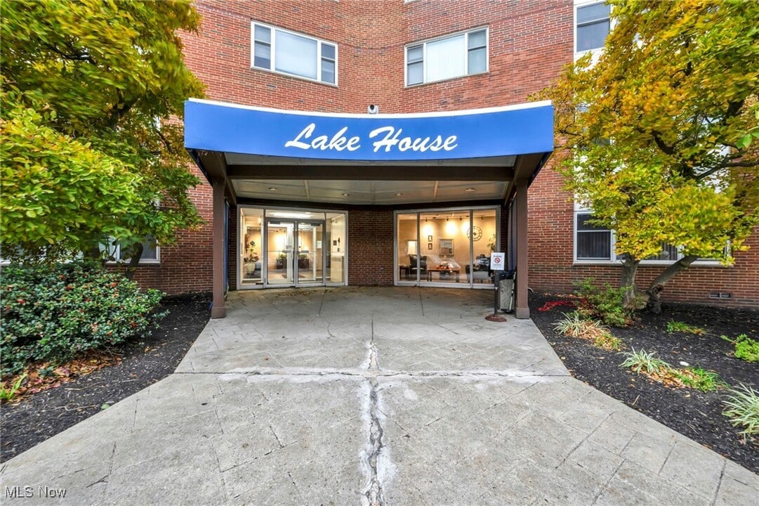 11850 Edgewater Dr in Lakewood, OH - Building Photo