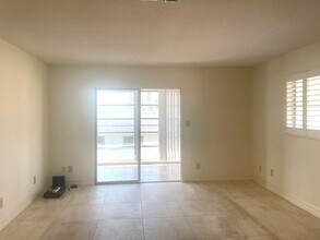 554 Sutton Pl in Longboat Key, FL - Building Photo - Building Photo