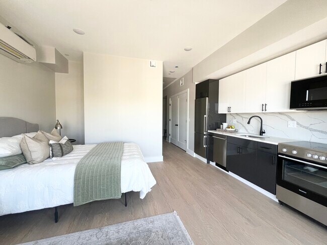872 Broadway, Unit 205 in Somerville, MA - Building Photo - Building Photo
