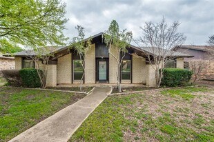 2214 Grapevine Ln in Carrollton, TX - Building Photo