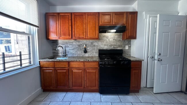 21 Tillinghast St, Unit 2 in Newark, NJ - Building Photo - Building Photo
