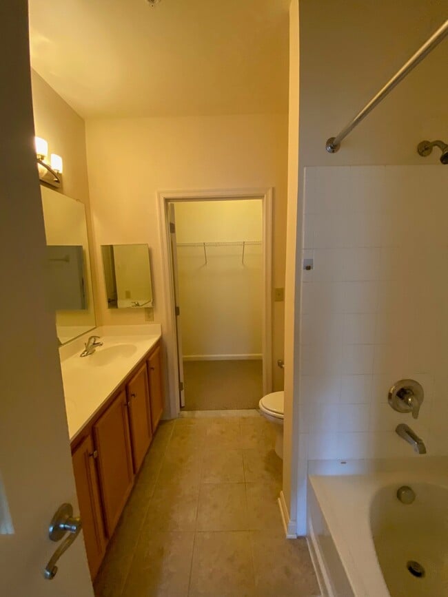 2665 Prosperity Ave, Unit 230 in Fairfax, VA - Foto de edificio - Building Photo