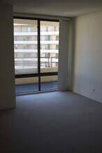 4316 Marina City Dr, Unit 1027 in Marina Del Rey, CA - Foto de edificio - Building Photo