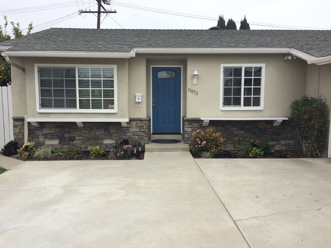 15052 Rice Cir in Huntington Beach, CA - Foto de edificio - Building Photo