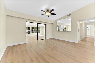 571 SE Anchor Ln in Port St. Lucie, FL - Foto de edificio - Building Photo