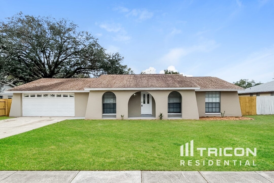 816 Granite Rd in Brandon, FL - Building Photo