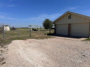 5931 Limmer Loop in Hutto, TX - Building Photo - Building Photo