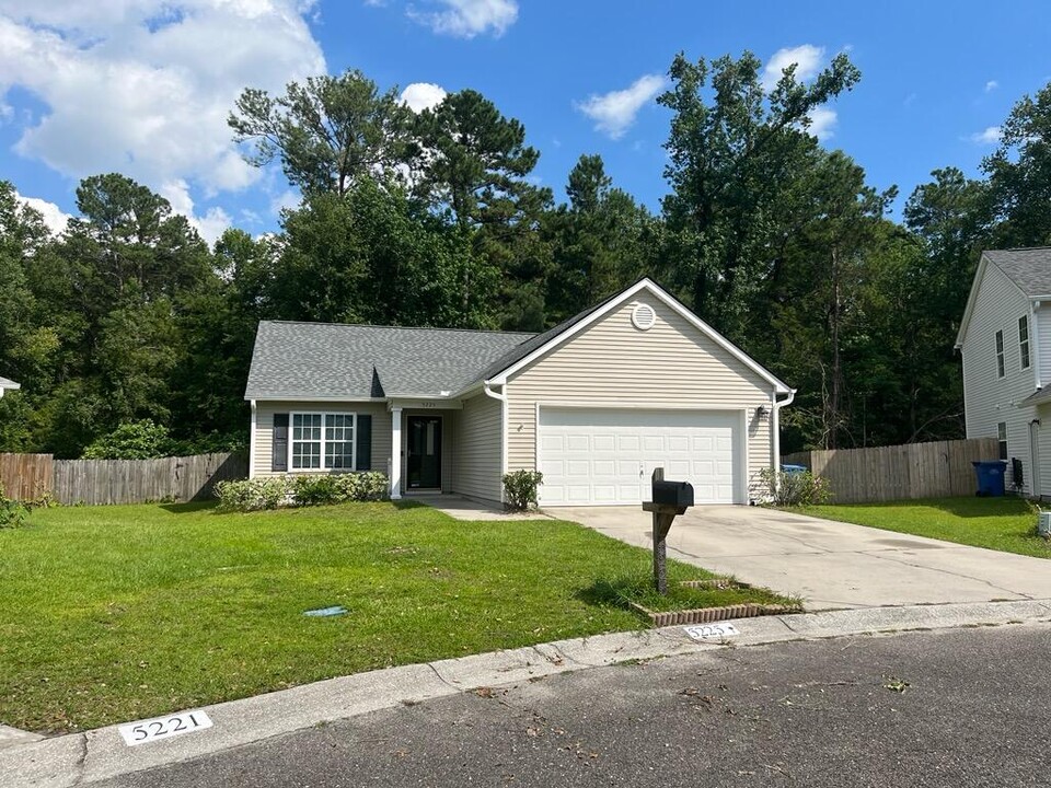 5225 Carlisle Ct in Summerville, SC - Building Photo