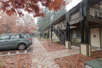 30125 SW Brown Rd in Wilsonville, OR - Foto de edificio - Building Photo