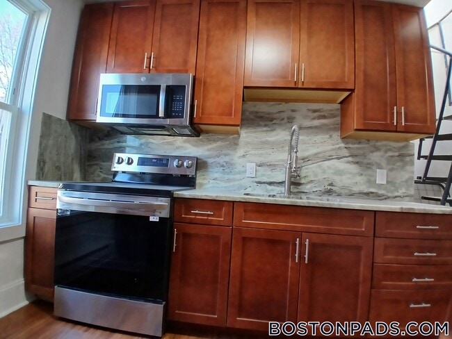 682 Parker St in Boston, MA - Building Photo - Building Photo