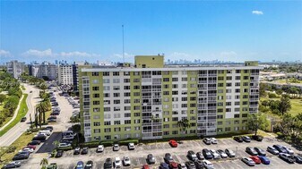 4400 Hillcrest Dr in Hollywood, FL - Building Photo