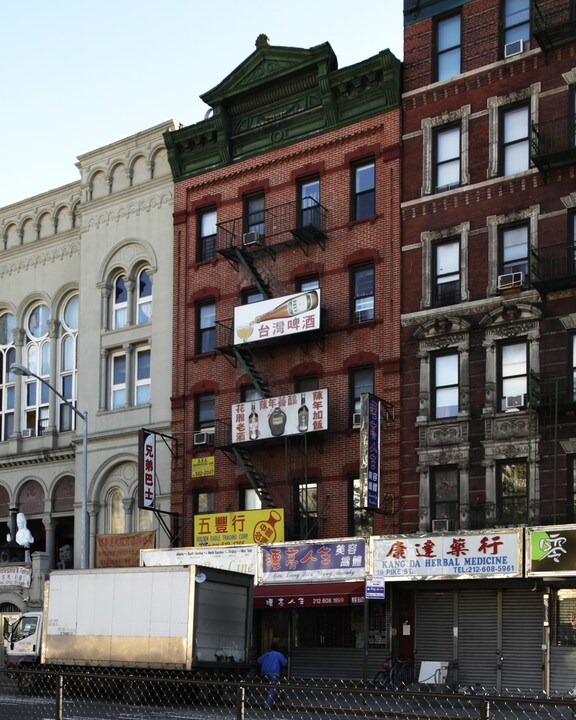 17 Pike St in New York, NY - Building Photo