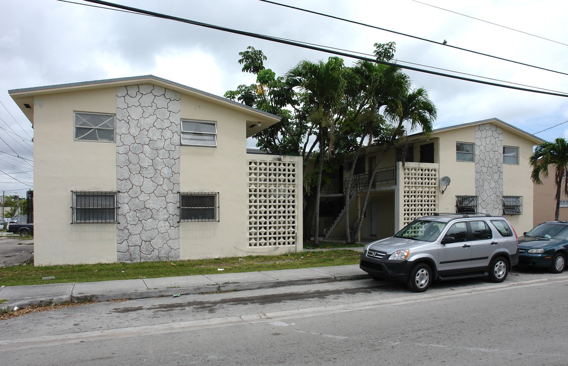 2271 NW 26th St in Miami, FL - Building Photo