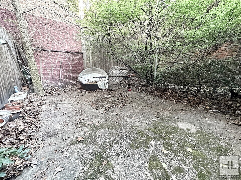 324 E 77th St-Unit -1BC in New York, NY - Building Photo