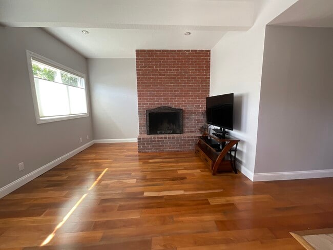 2452 Harding Ave, Unit 2452A