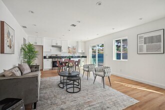 8142 Irvine Ave in North Hollywood, CA - Building Photo - Building Photo