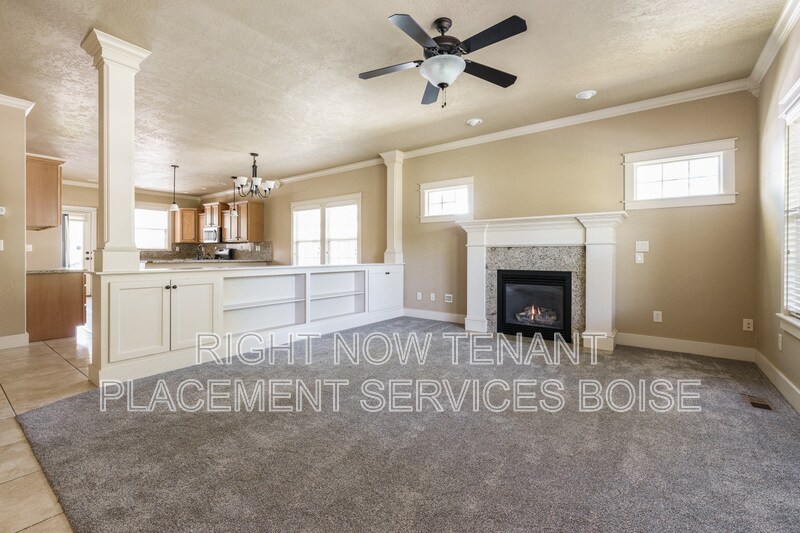 994 E Winding Creek Dr in Eagle, ID - Building Photo