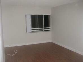 711 N Pine Island Rd in Plantation, FL - Building Photo - Building Photo