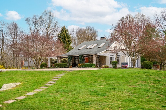 58 Woodchuck Ln in Ridgefield, CT - Building Photo - Building Photo