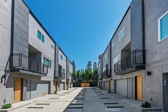 13536 Vanowen St in Los Angeles, CA - Building Photo - Building Photo