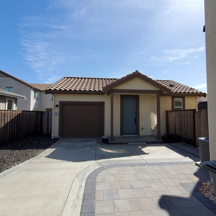 273 Copperleaf Ln in San Juan Bautista, CA - Building Photo