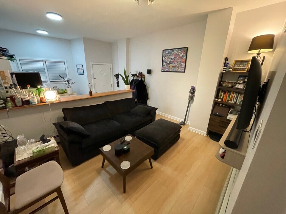 229 London St, Unit 1 in Boston, MA - Building Photo