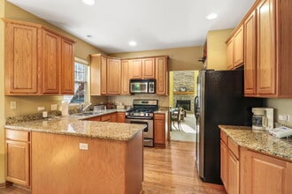 292 Jennifer Ct in Gurnee, IL - Building Photo - Building Photo