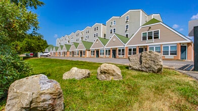Campus Side Apartments in Slippery Rock, PA - Foto de edificio - Building Photo