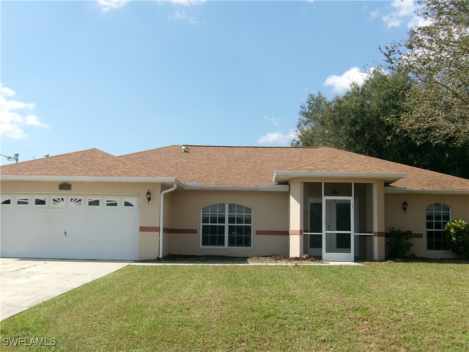 1009 Chapel Ave in Lehigh Acres, FL - Foto de edificio