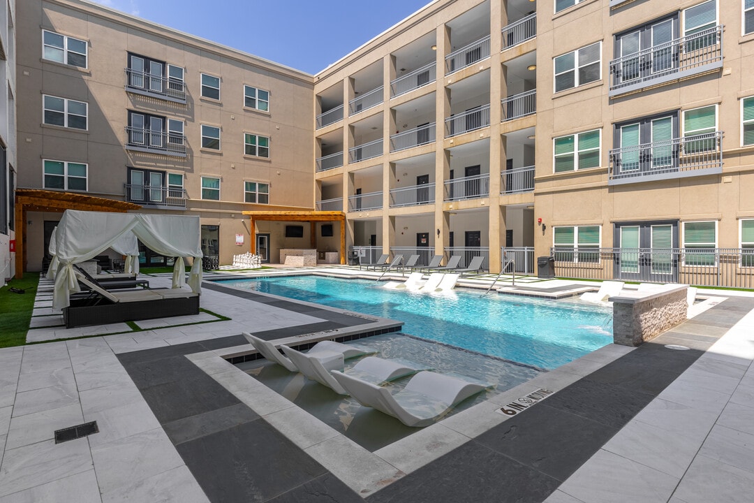 Lennox at West Village in Dallas, TX - Foto de edificio