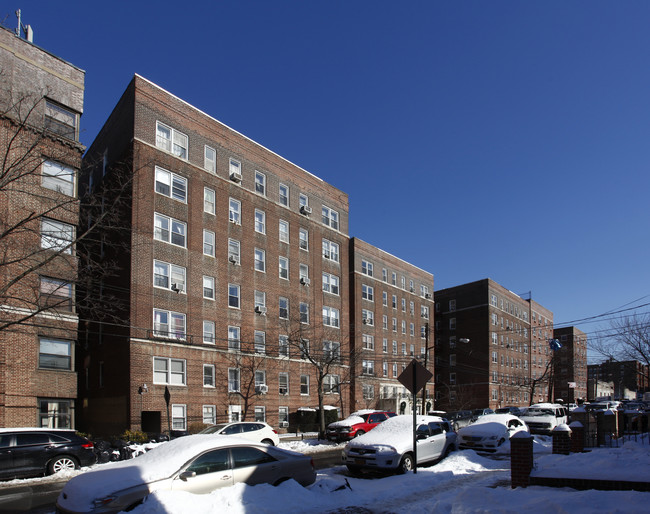 63-25 Saunders St in Rego Park, NY - Foto de edificio - Building Photo