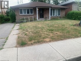 17 W Park Ave in Hamilton, ON - Building Photo