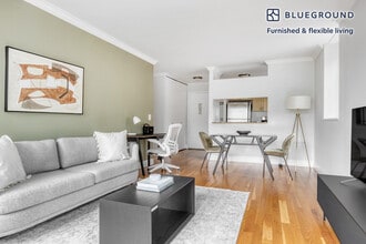 235 W 48th St in New York, NY - Building Photo - Building Photo