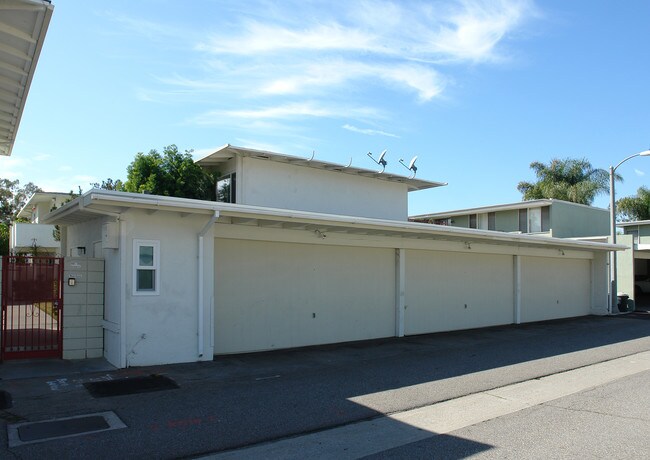 1728-1738 Westcliff Dr in Newport Beach, CA - Building Photo - Building Photo