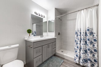 Maple Hill in Fontana, CA - Foto de edificio - Interior Photo