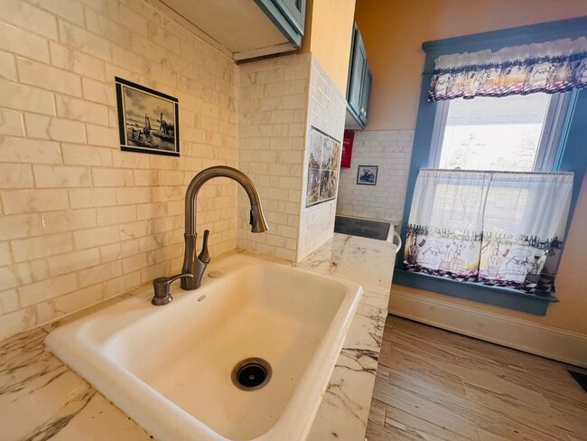 503 S Broadway St, Unit Front