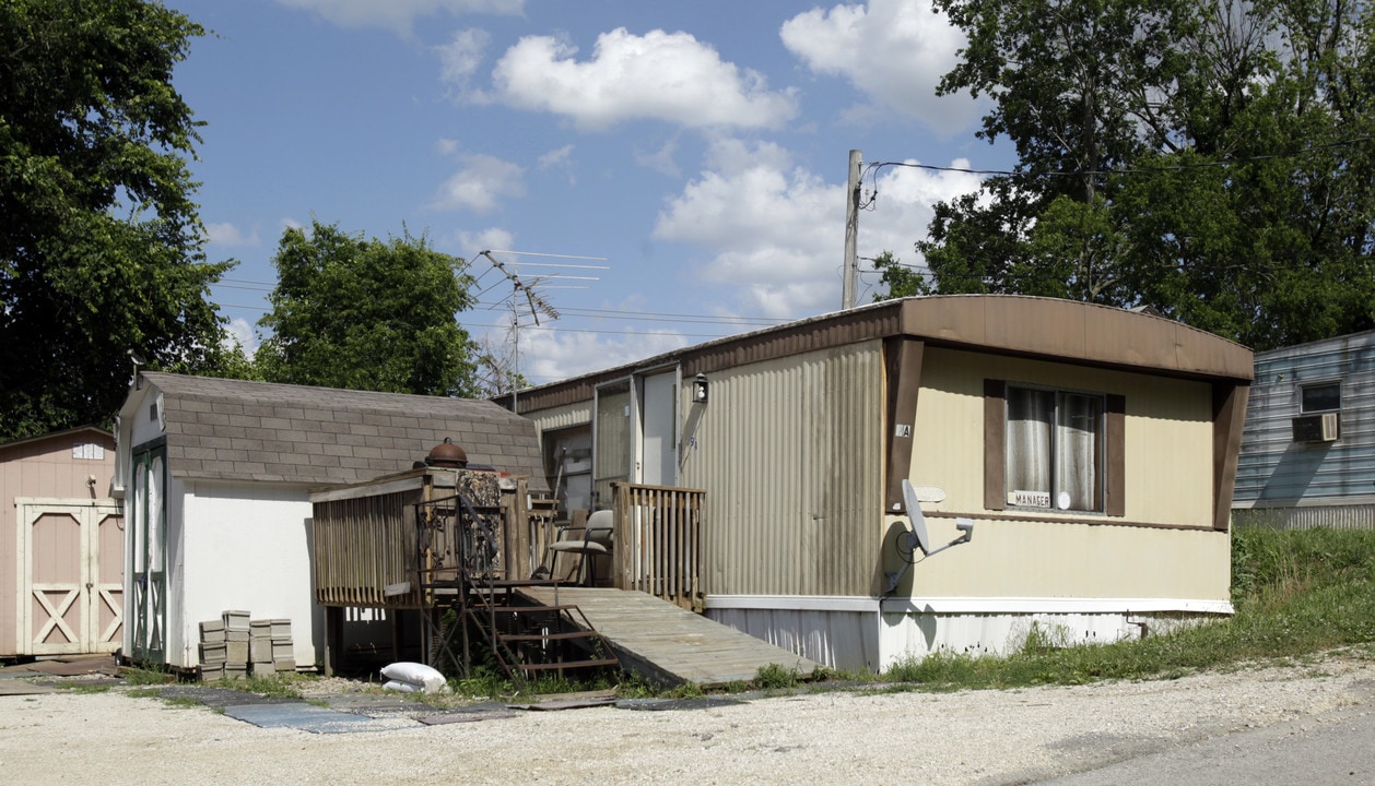 Sky Trail Mobile Home Park in Fenton, MO - Foto de edificio