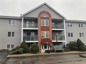 728 Beverage Hill Ave, Unit 11 in Pawtucket, RI - Building Photo