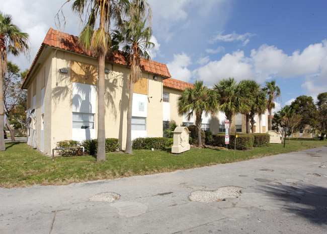 Deerfield Palms Condo in Deerfield Beach, FL - Foto de edificio - Building Photo