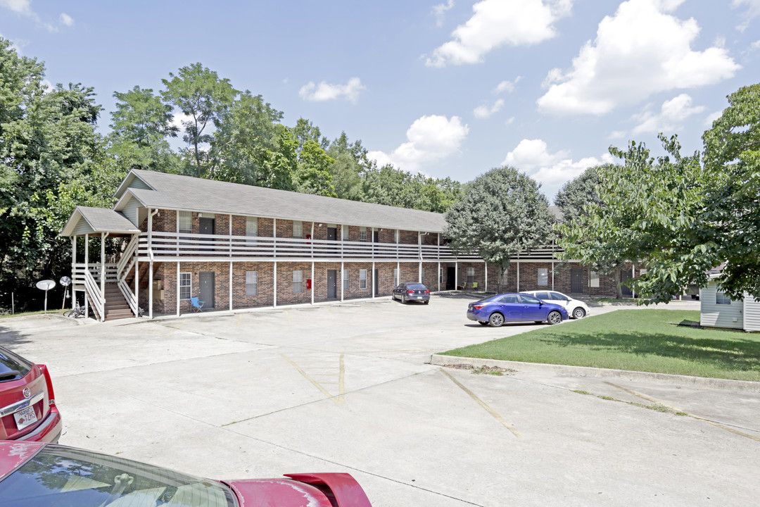 1620 W Mitchell St in Fayetteville, AR - Foto de edificio