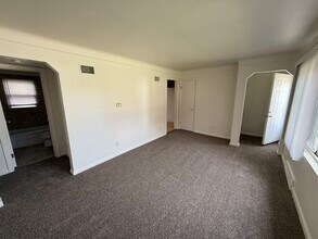 22861 Rosalind Ave in Eastpointe, MI - Building Photo - Building Photo