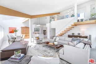 18 Union Jack St in Marina Del Rey, CA - Building Photo