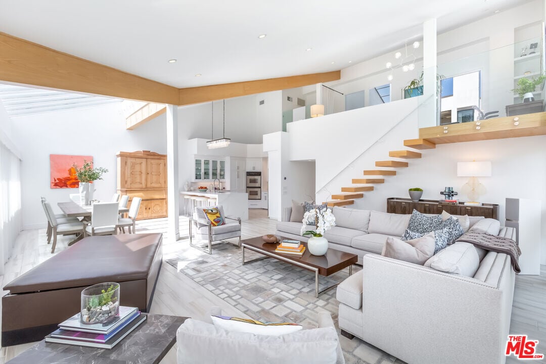 18 Union Jack St in Marina Del Rey, CA - Building Photo