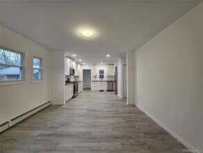 200 Deforest Rd in Dix Hills, NY - Building Photo - Building Photo